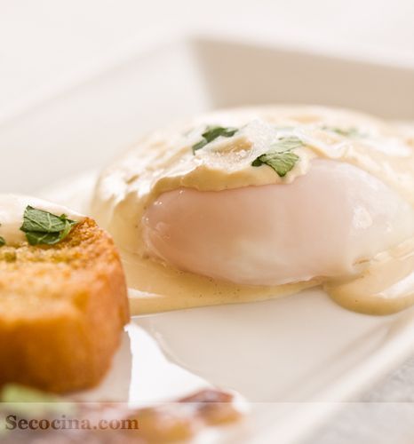 Huevos escalfados con crema de foie gras