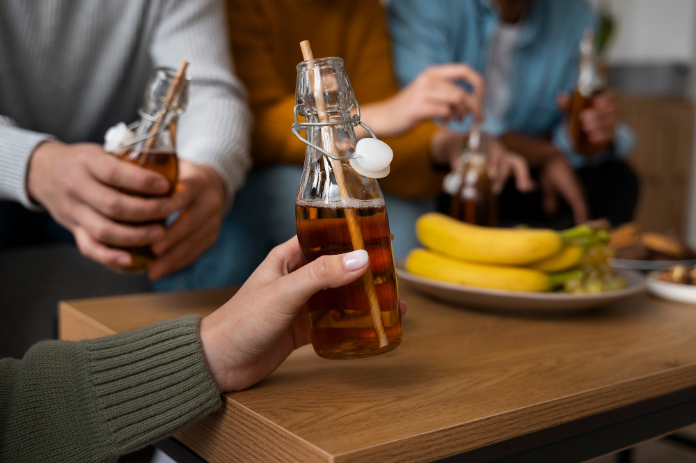 gente bebiendo kombucha